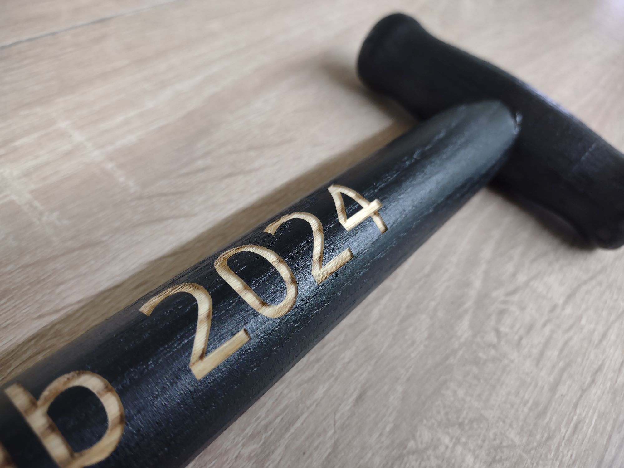 Spaten mit Gravur inkl. Spatenblatt + farbigen Stiel 