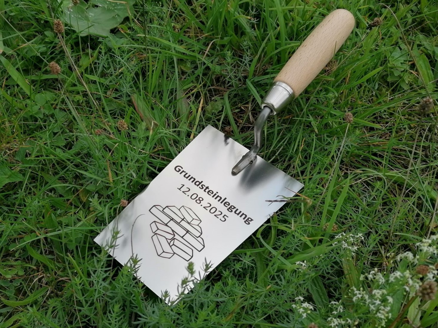 Maurerkelle mit Gravur – Ihr individuelles Geschenk für Handwerk & Grundsteinlegung
