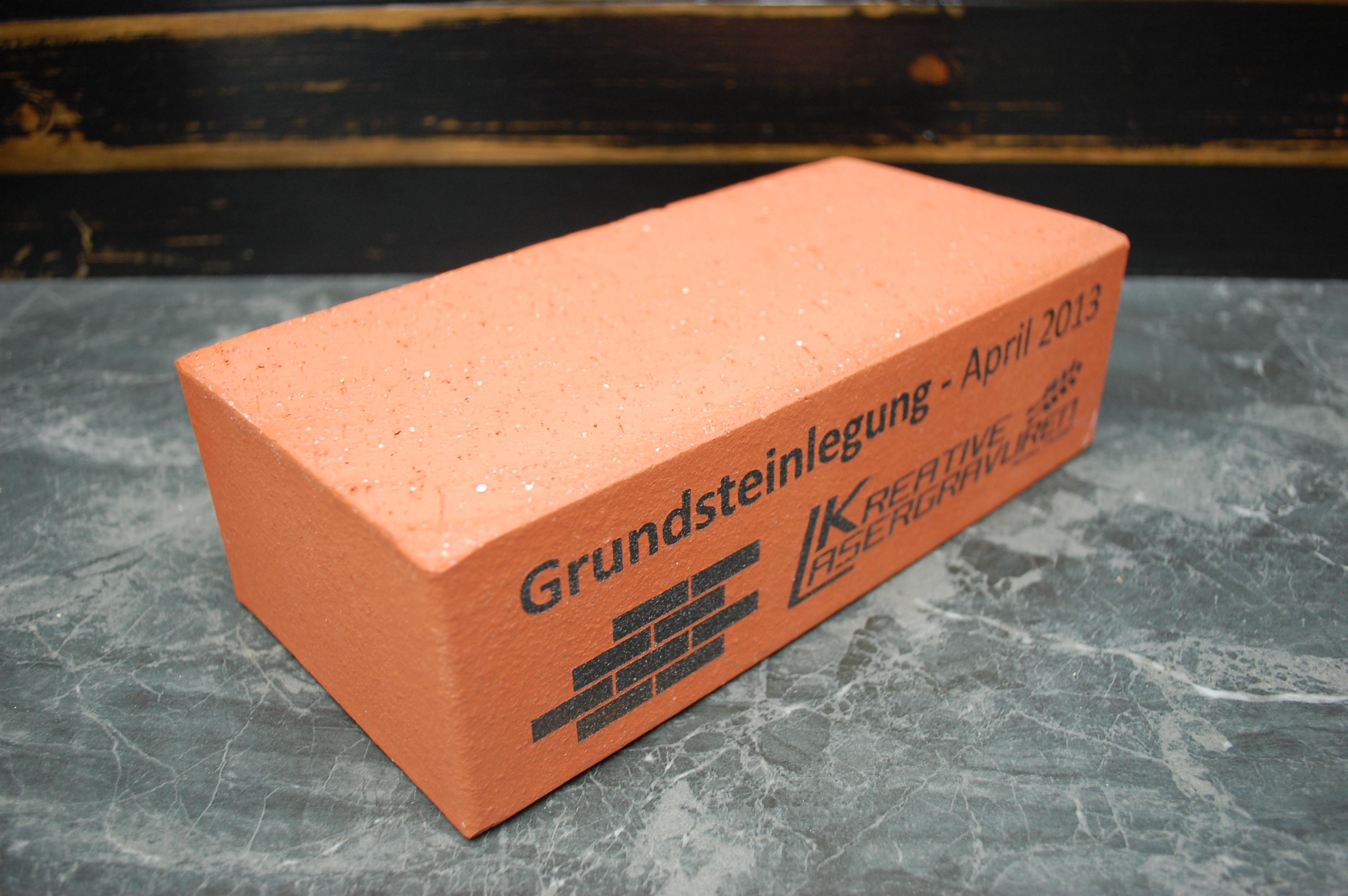 Grundsteinlegung Ziegelstein mit Gravur